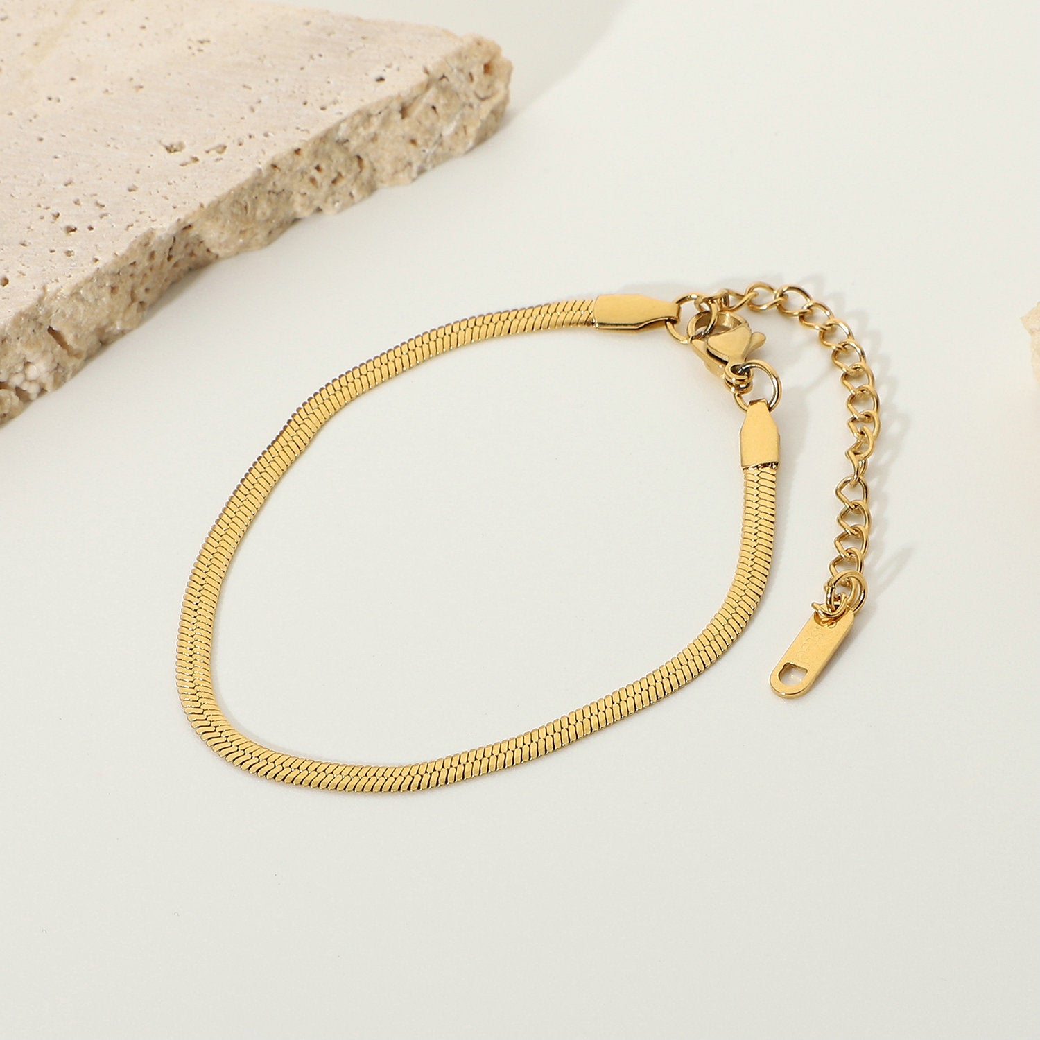 18K Gold Blade Bracelet – Elegant Luxury Gold Jewelry