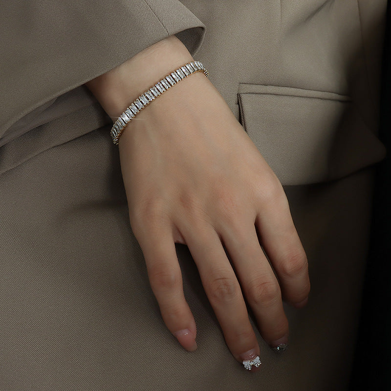 Shiny Cube Bracelet – Elegant Minimalist Geometric Jewelry