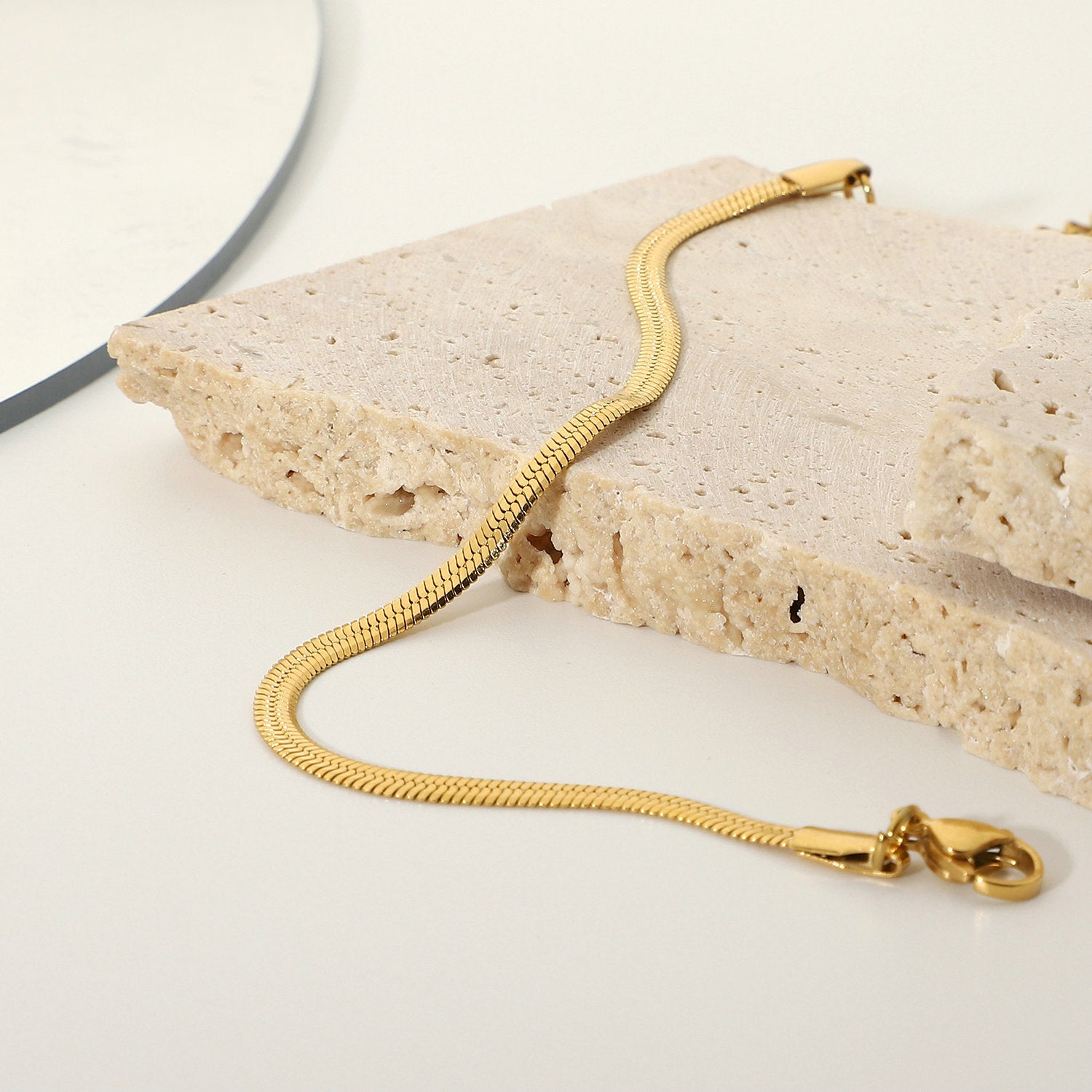 18K Gold Blade Bracelet – Elegant Luxury Gold Jewelry