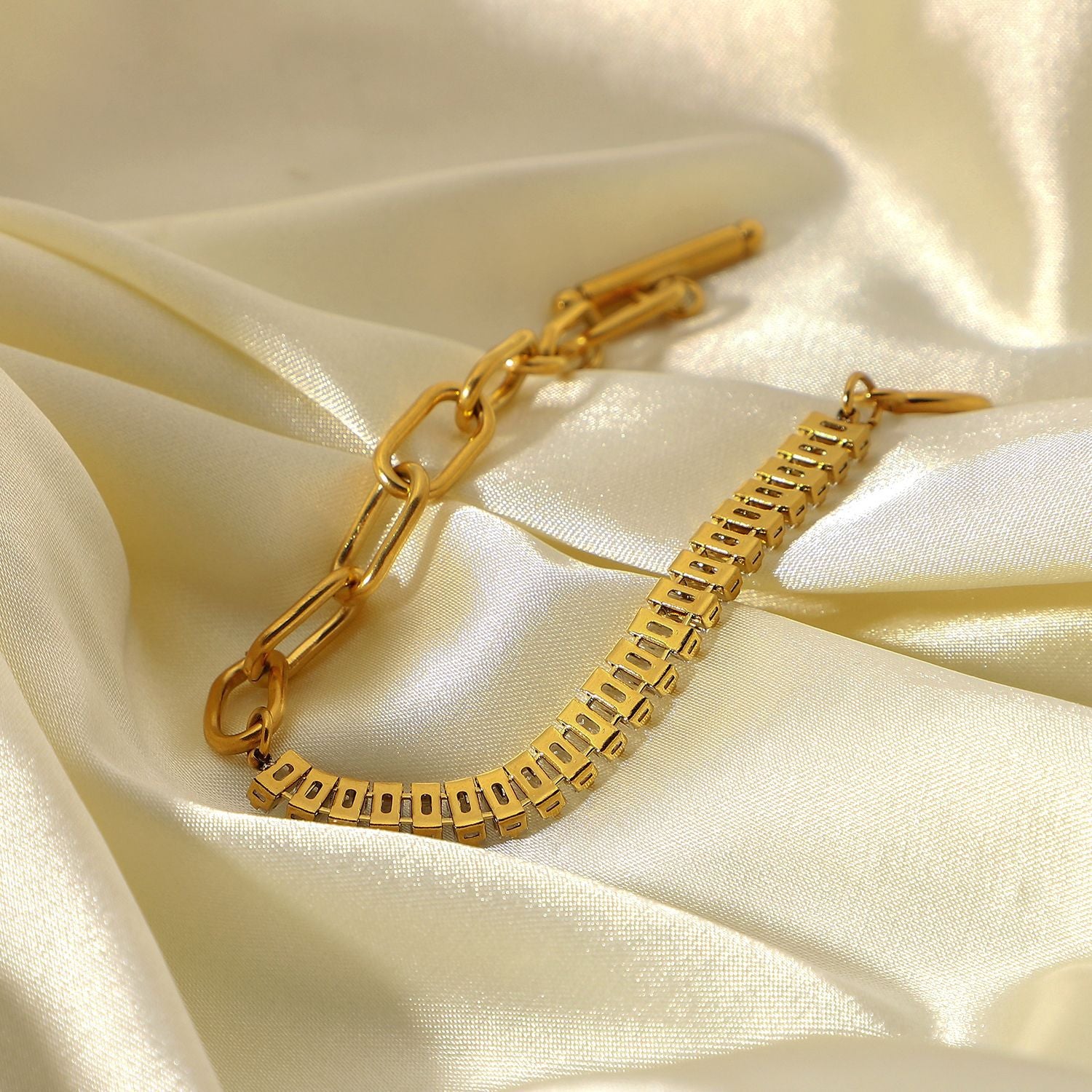 18K Gold Exaggerated OT Buckle Design Bracelet for Women