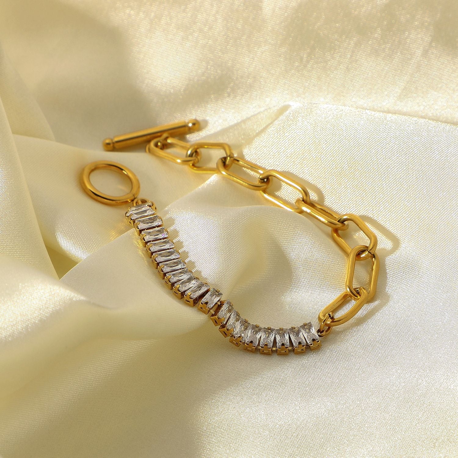 18K Gold Exaggerated OT Buckle Design Bracelet for Women