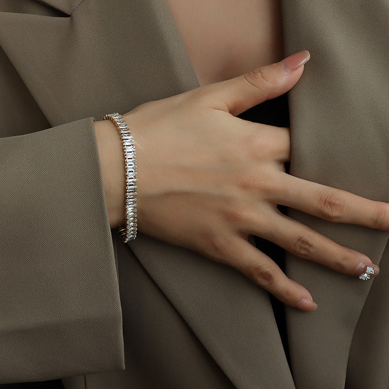 Shiny Cube Bracelet – Elegant Minimalist Geometric Jewelry