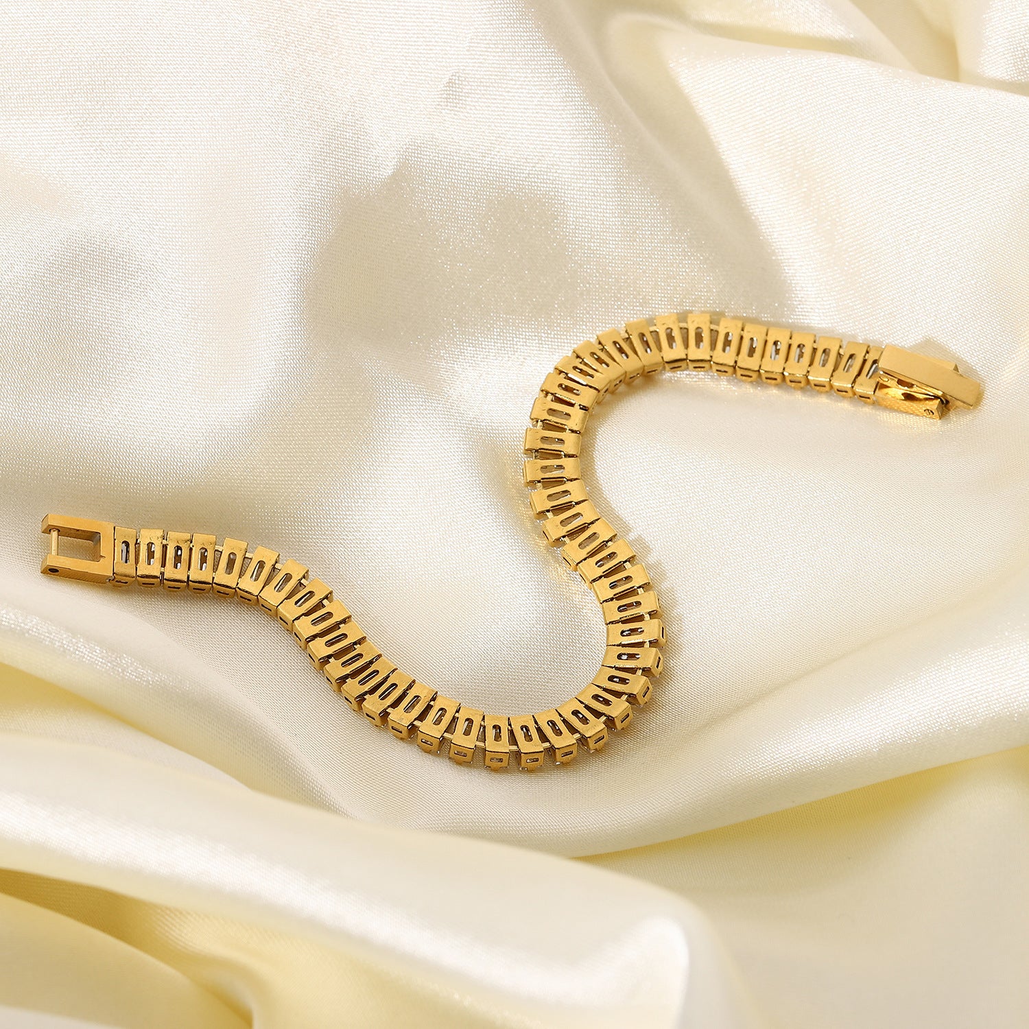 Shiny Cube Bracelet – Elegant Minimalist Geometric Jewelry